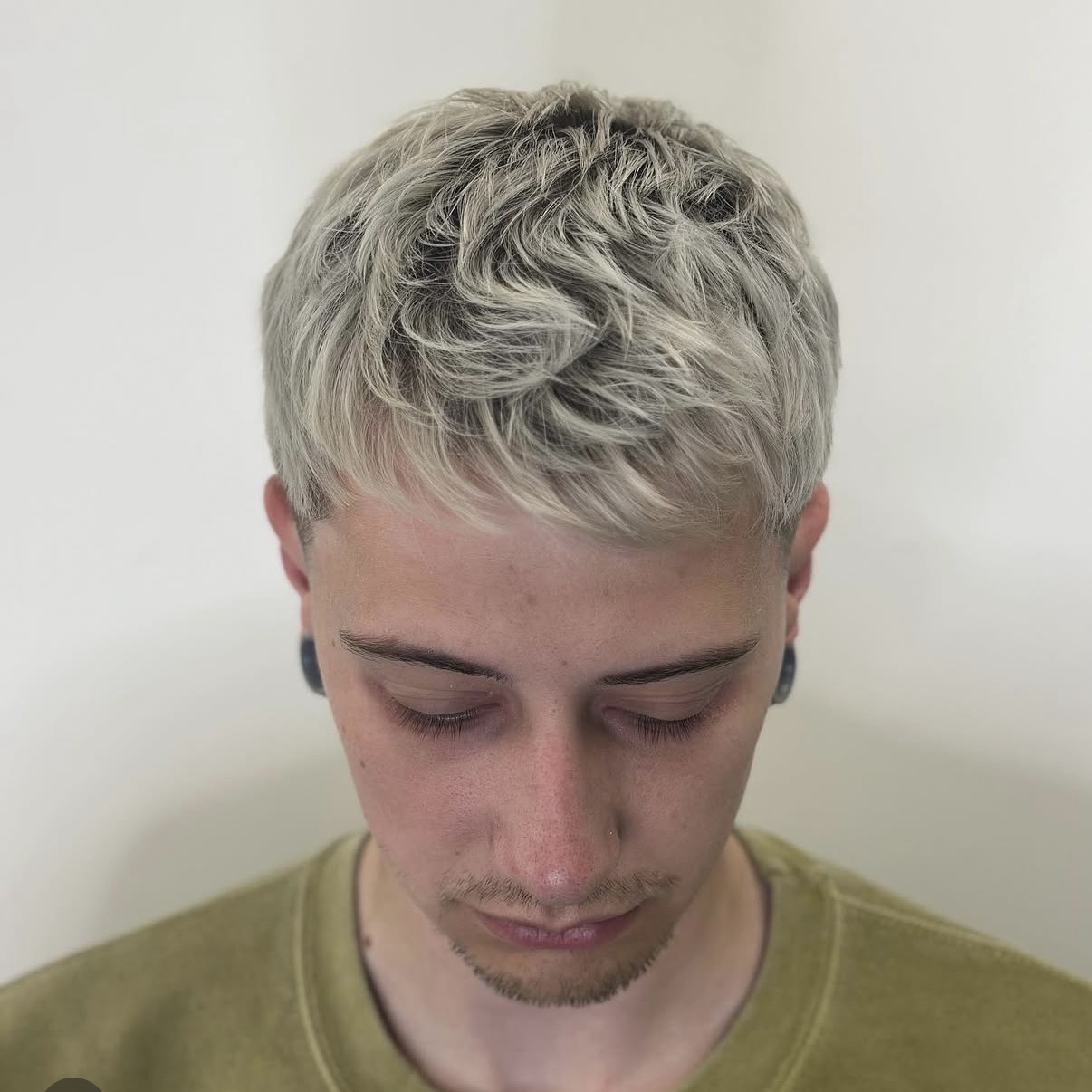 Bleached textured crop, seen from the front